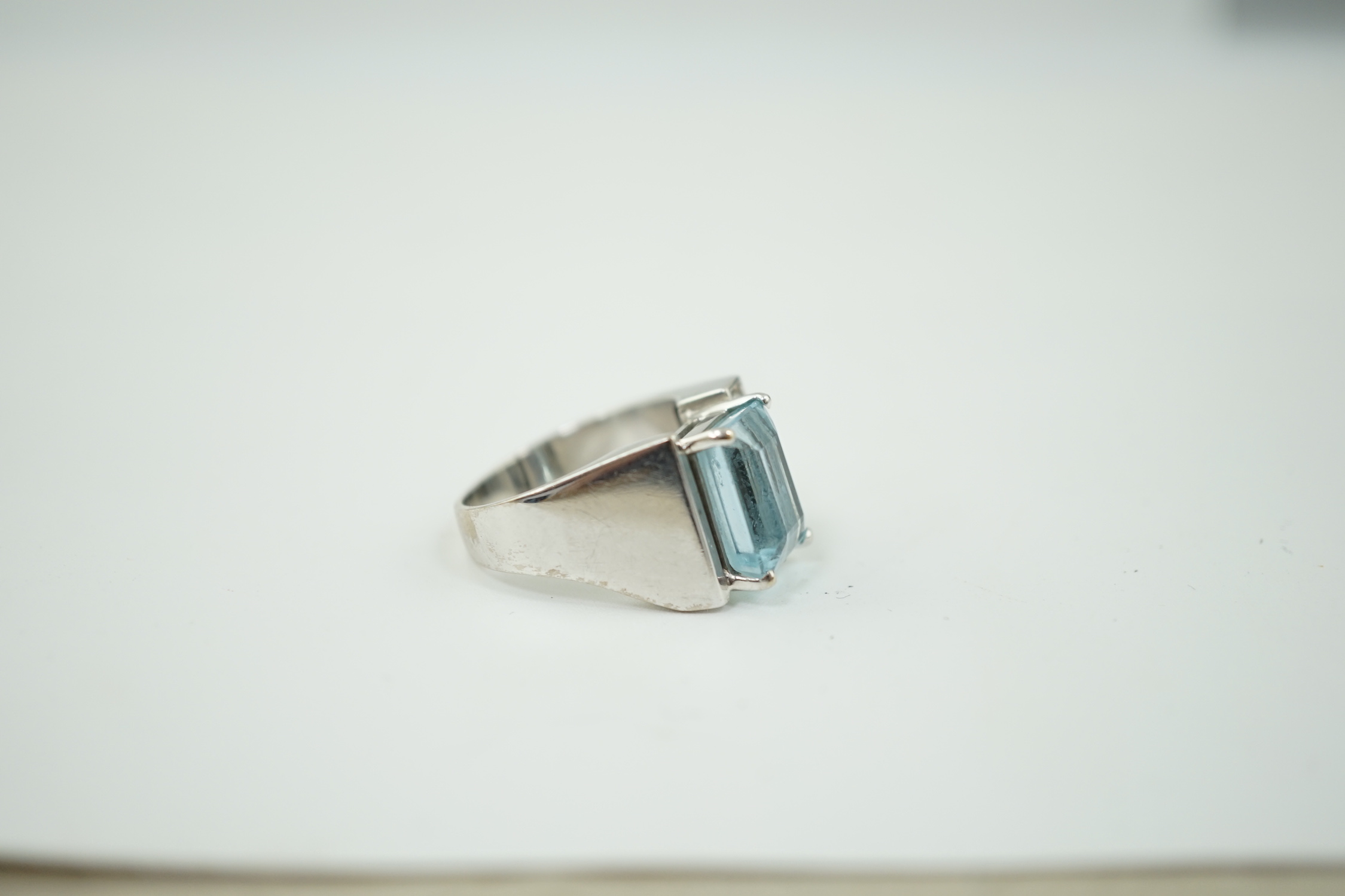 A modern 750 white gold and single stone emerald cut aquamarine set dress ring